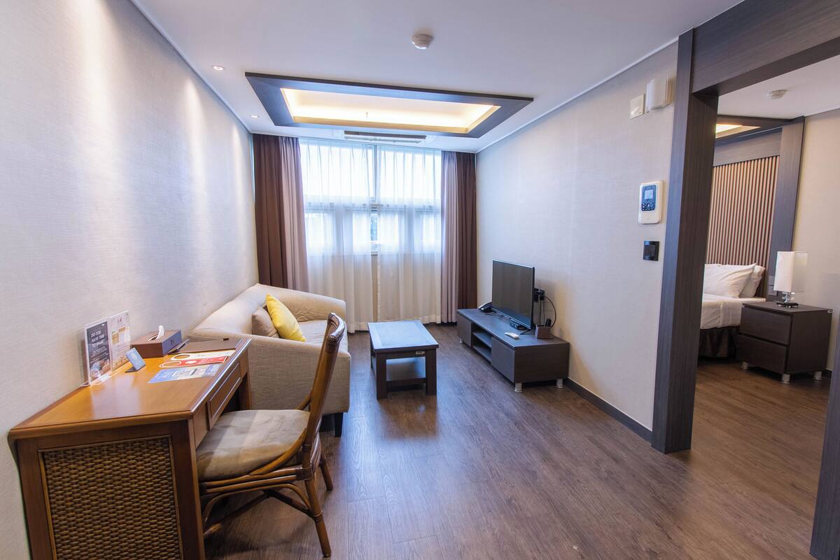 Junior Suite Premier | Premium bedding, in-room safe, desk, laptop workspace