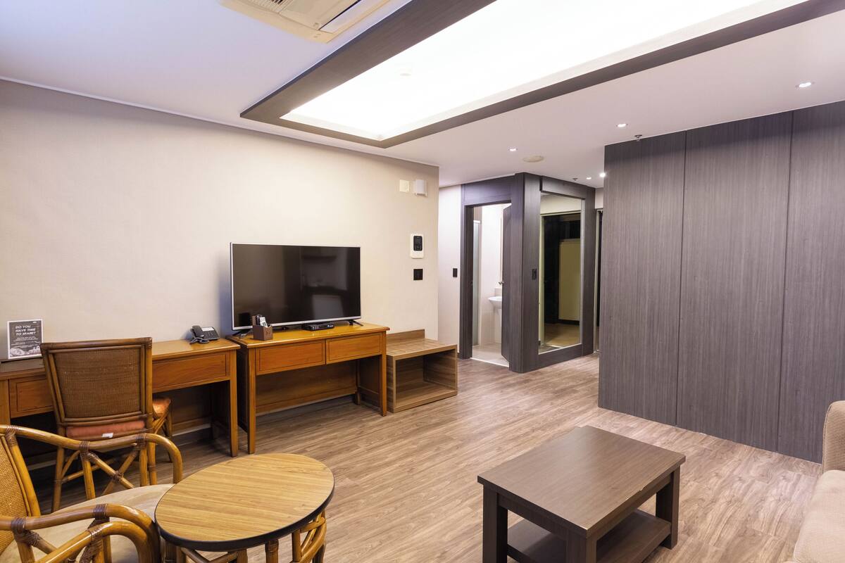 Two Bedroom Suite Premier | Premium bedding, in-room safe, desk, laptop workspace