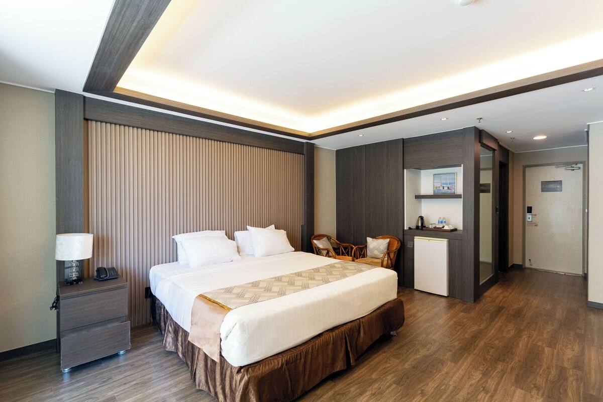 Deluxe King Premier | Premium bedding, in-room safe, desk, laptop workspace