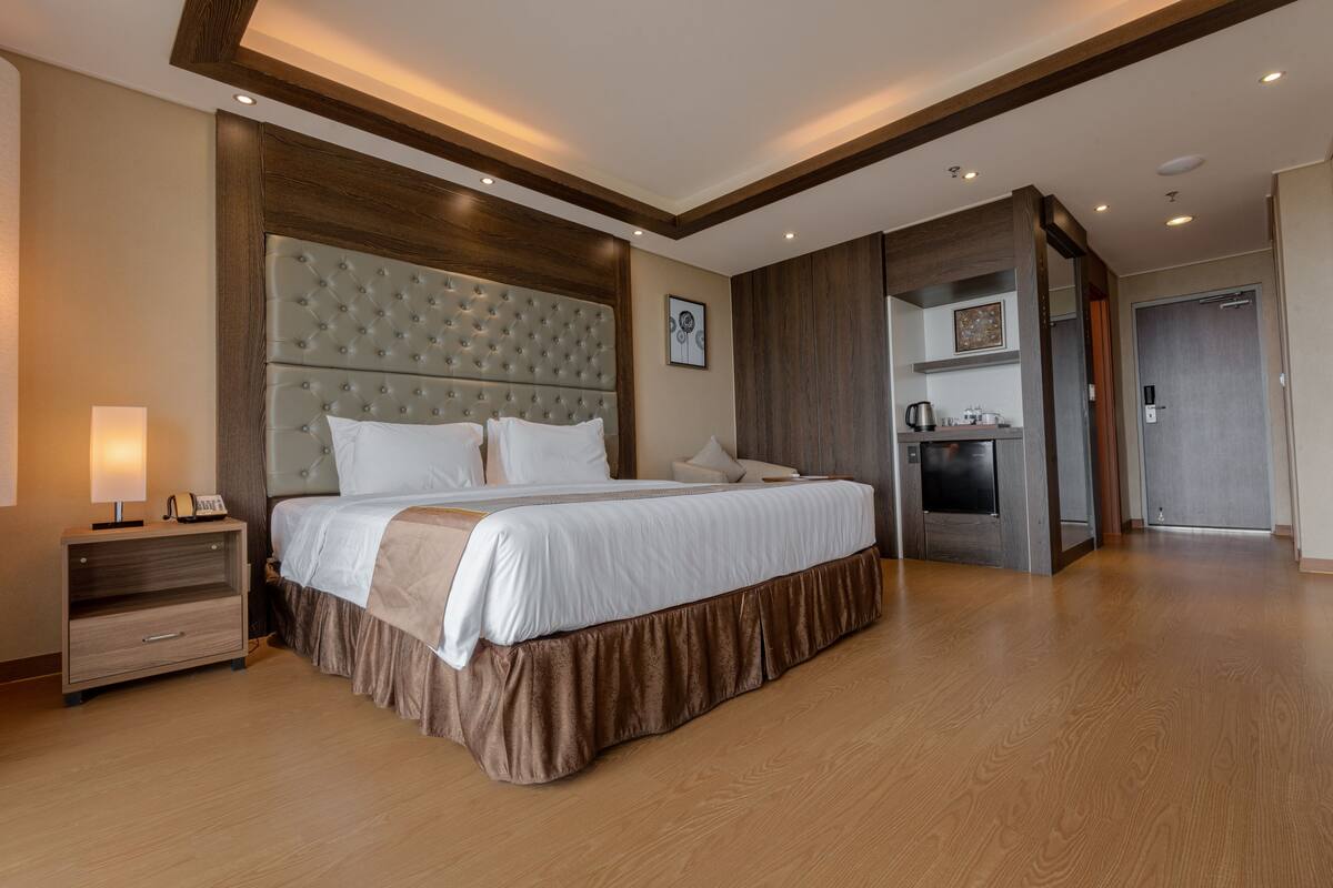 Deluxe King | Premium bedding, in-room safe, desk, laptop workspace