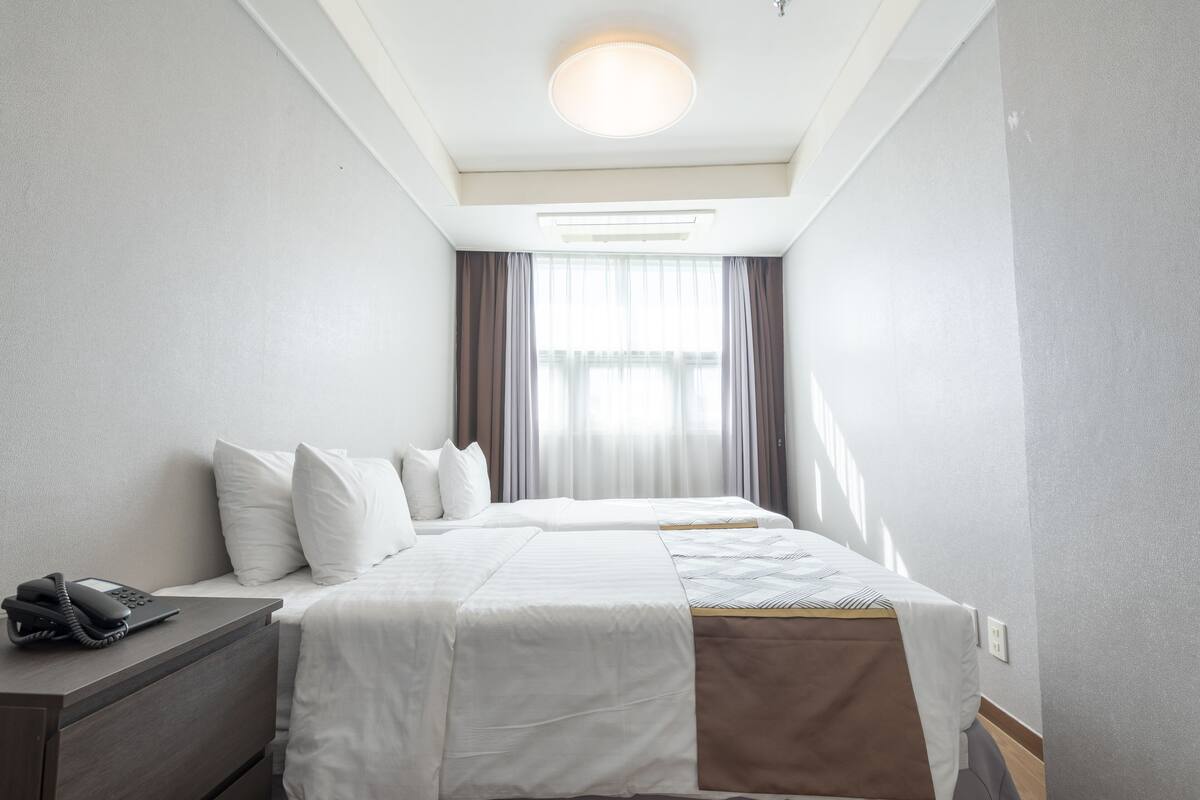 Junior Suite Twin | Premium bedding, in-room safe, desk, laptop workspace
