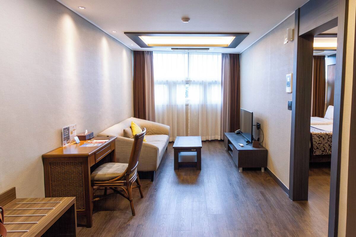 Junior Suite Twin Premier | Premium bedding, in-room safe, desk, laptop workspace