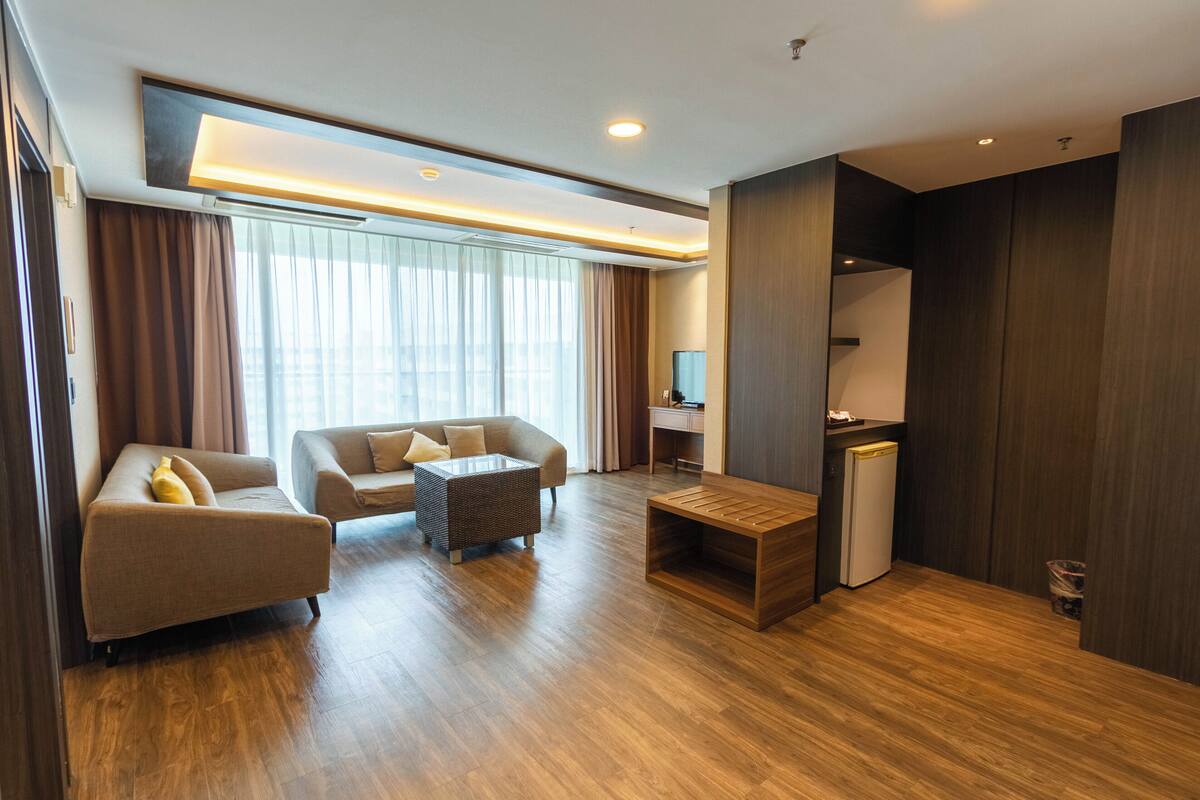 Executive Suite Premier | Premium bedding, in-room safe, desk, laptop workspace