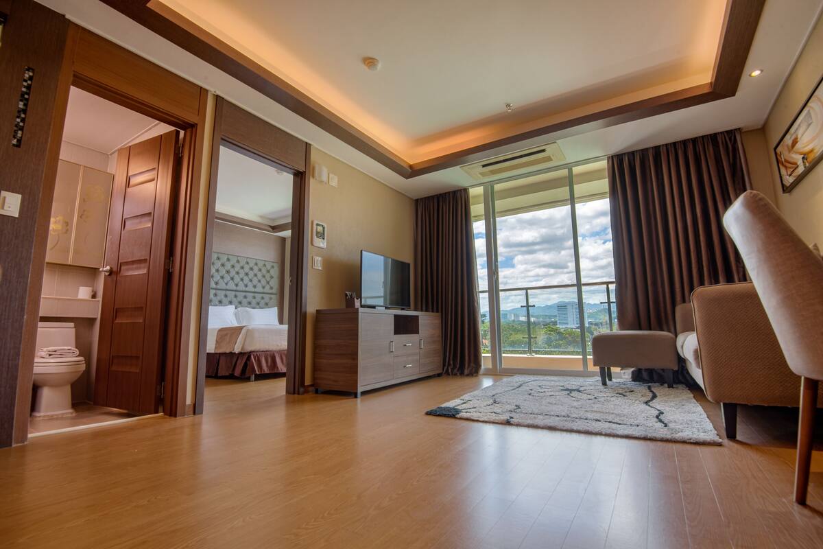 Junior Suite | Premium bedding, in-room safe, desk, laptop workspace
