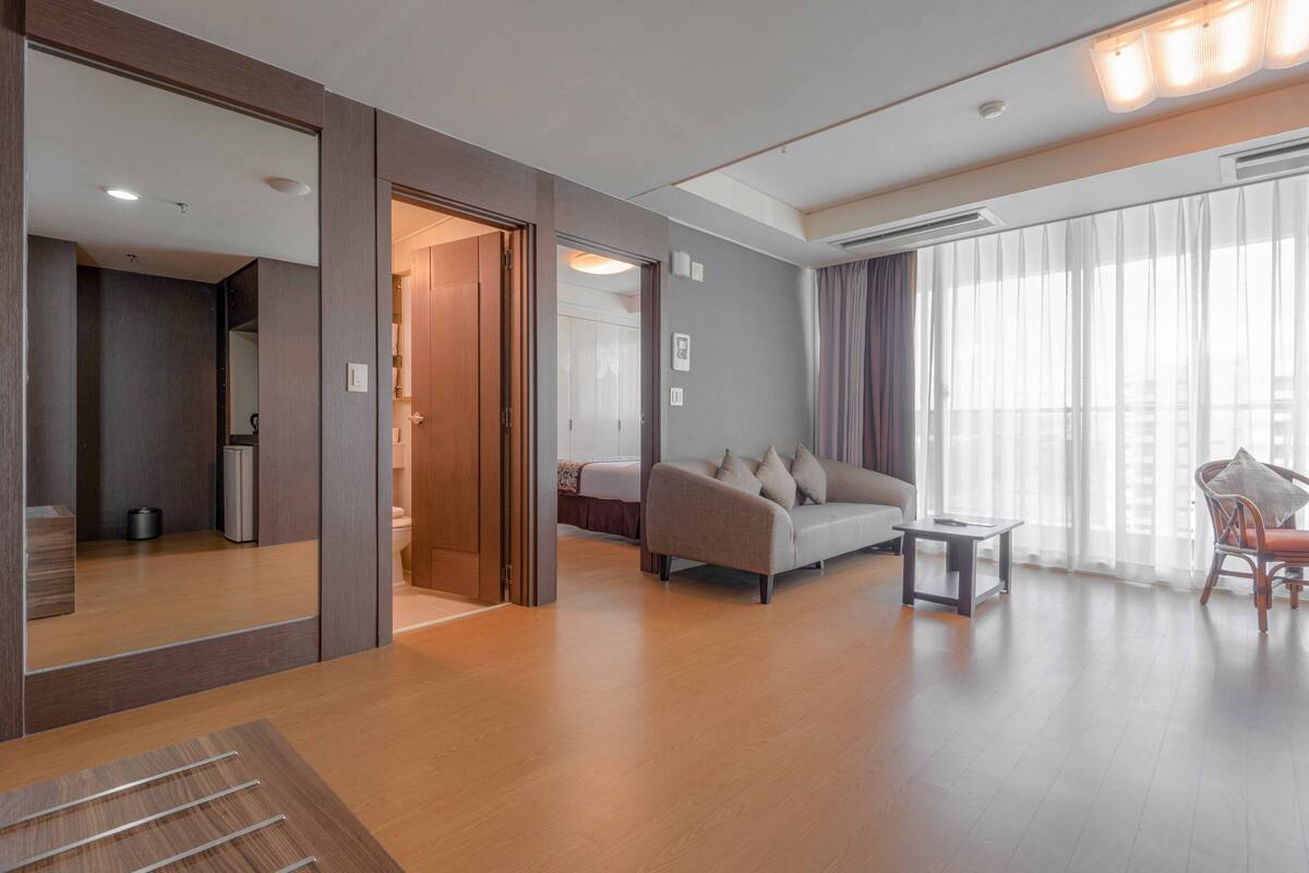 Executive Suite | Premium bedding, in-room safe, desk, laptop workspace