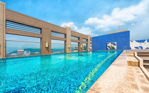 Seasonal outdoor pool, sun loungers - CK Serviced Residence (Taipei)