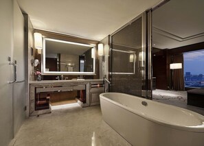 Separate bathtub and shower, free toiletries, hair dryer - Sanding New Century Grand Hotel Yiwu (Jinhua)