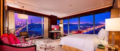 Sengetøy av topp kvalitet, minibar, safe på rommet og skrivebord