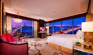 เครื่องนอนระดับพรีเมียม, มินิบาร์, ตู้นิรภัยในห้องพัก, โต๊ะทำงาน