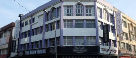 A hotel with a sign reading "HOTEL ORK".