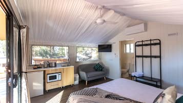 Deluxe-telttamajoitus (Glamping) | 1 makuuhuone, silitysrauta/-lauta