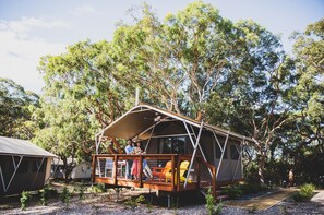 Tienda Deluxe (Glamping) | Tabla de planchar con plancha