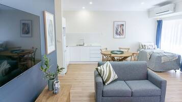 Suite, 1 habitación | Zona de estar | Una televisión de pantalla plana