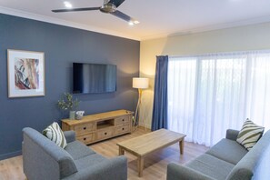 1 Bedroom Suite (with Bathtub) | Living area