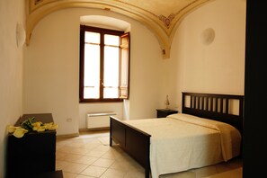 Apartment, 2 Bedrooms | Memory foam beds, soundproofing, iron/ironing board