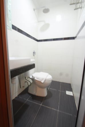 Standard Room, 1 Queen Bed | Bathroom