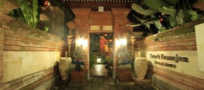 A traditional entrance with brick walls, large vases, and a sign for Nah Ssemujan Bungalows. - Tanah Semujan Ubud (Ubud)