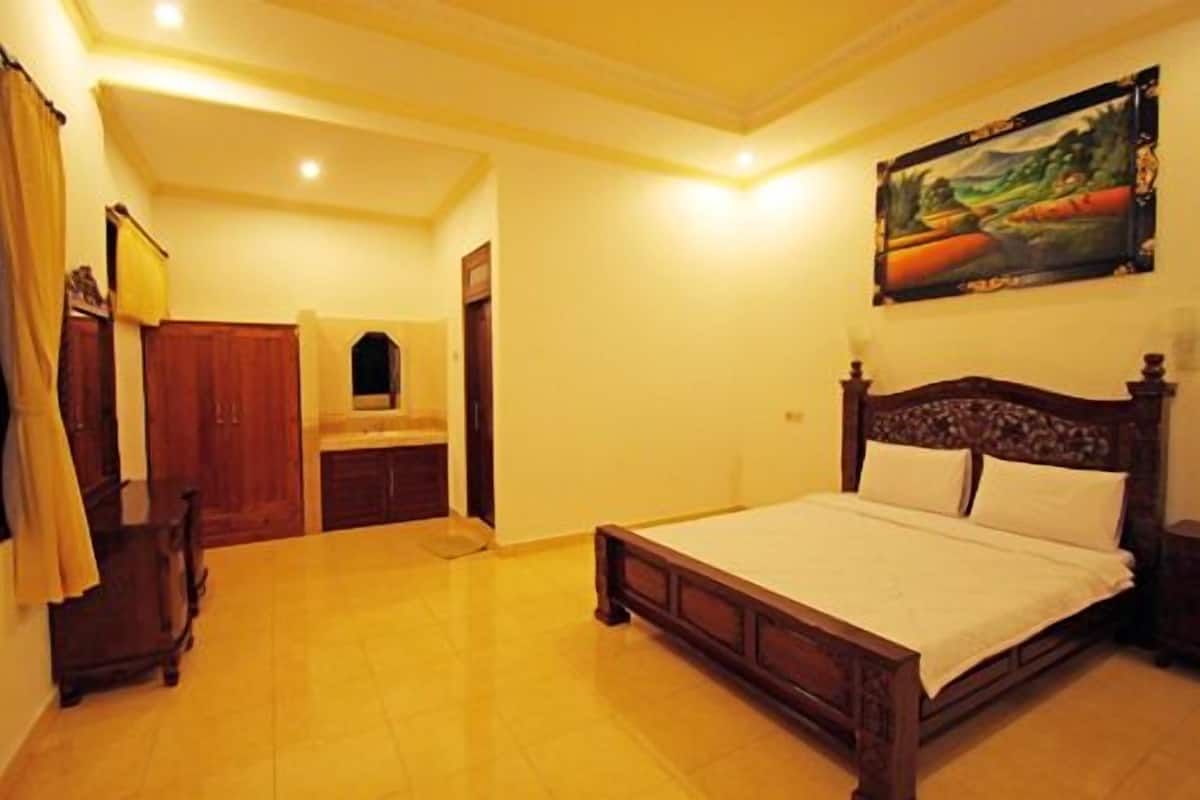Superior Room | Minibar, laptop workspace, rollaway beds, free WiFi