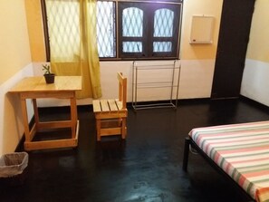 Bộ đồ giường cao cấp, bàn, truy cập Internet không dây miễn phí 