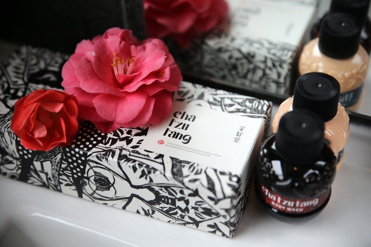 combined shower/bathtub, spring water bathtub, free toiletries