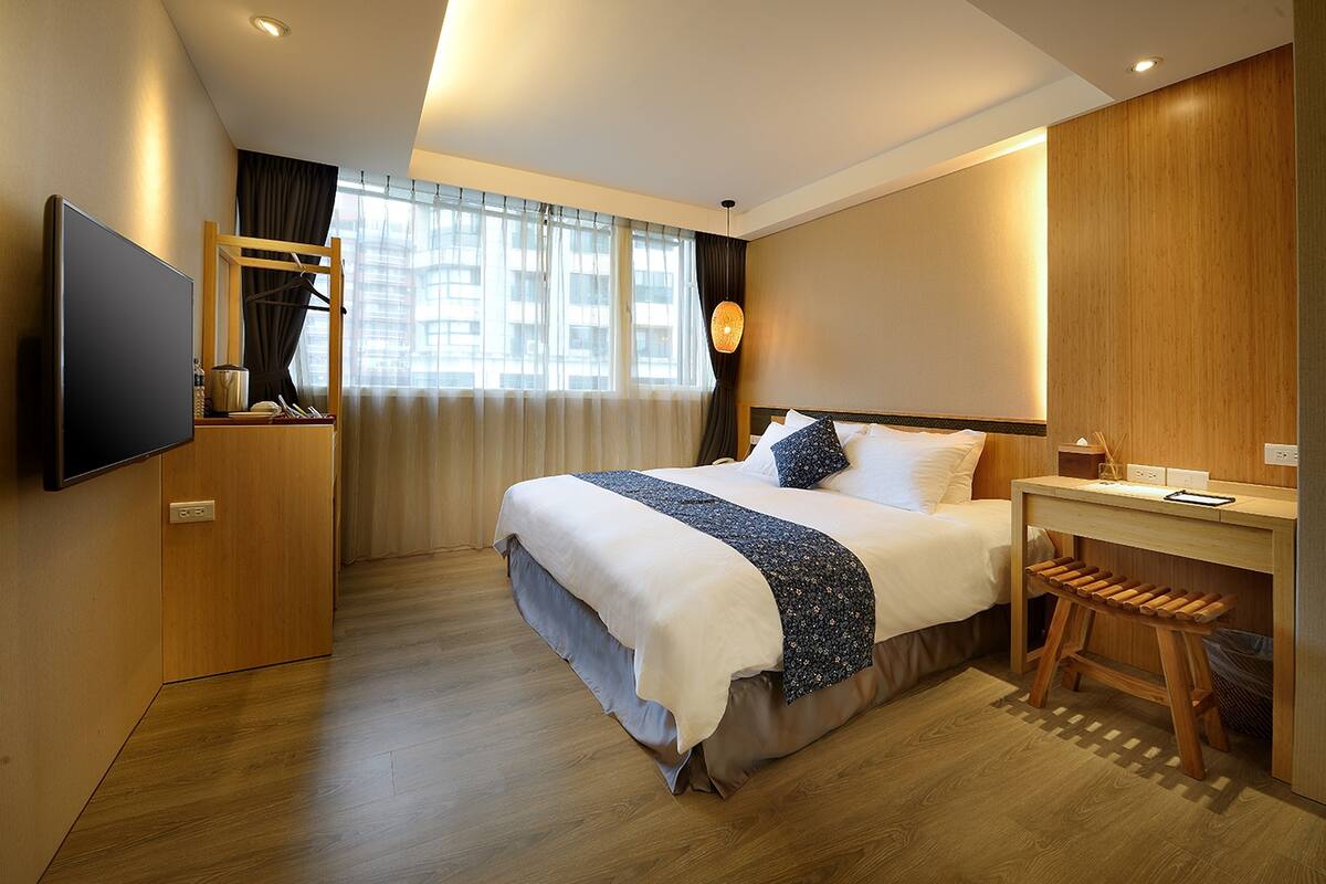 Minibar, desk, soundproofing, free WiFi