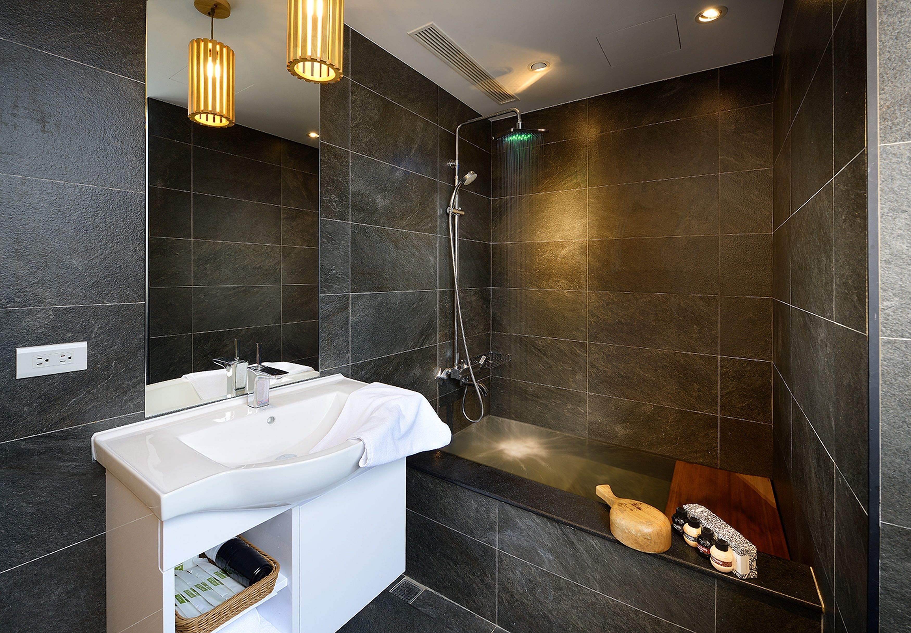 deluxe double room | bathroom | combined shower/bathtub, spring water bathtub, free toiletries