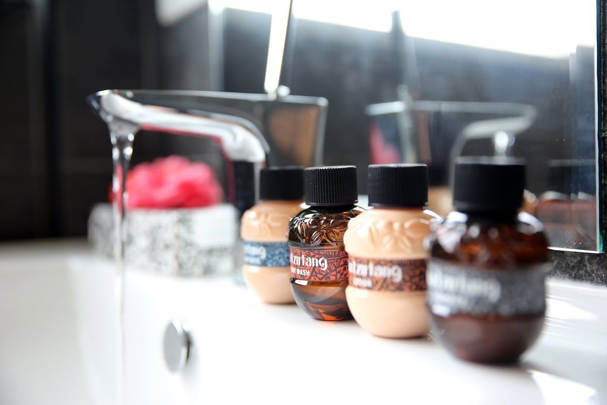 combined shower/bathtub, spring water bathtub, free toiletries