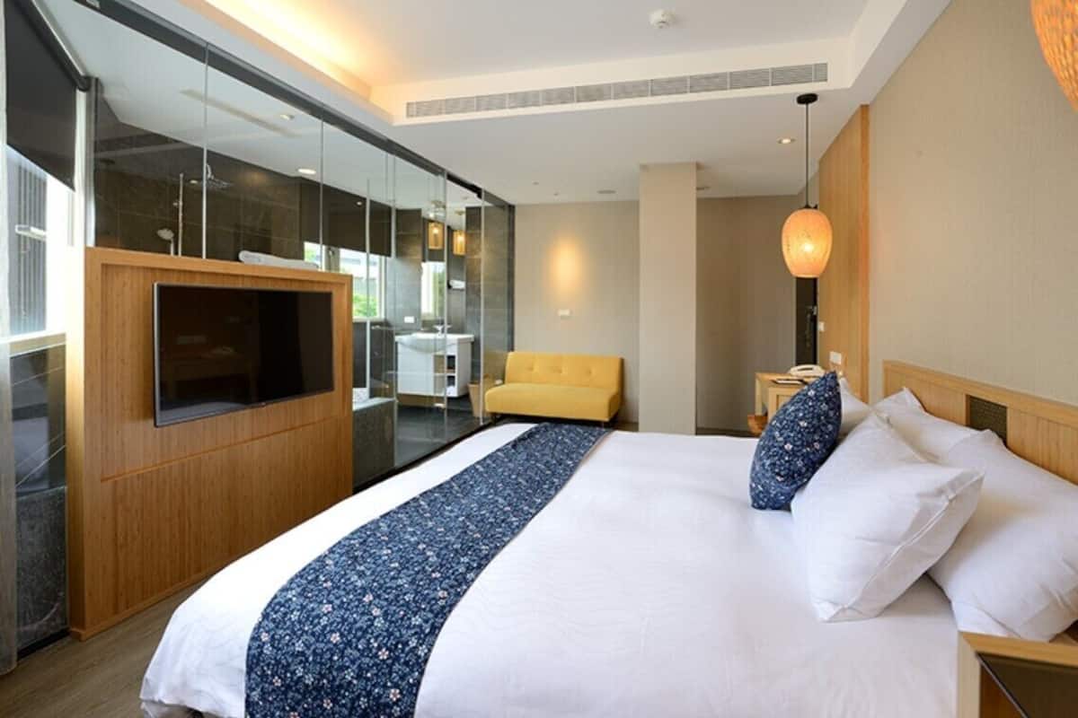 deluxe double room | minibar, desk, soundproofing, free wifi