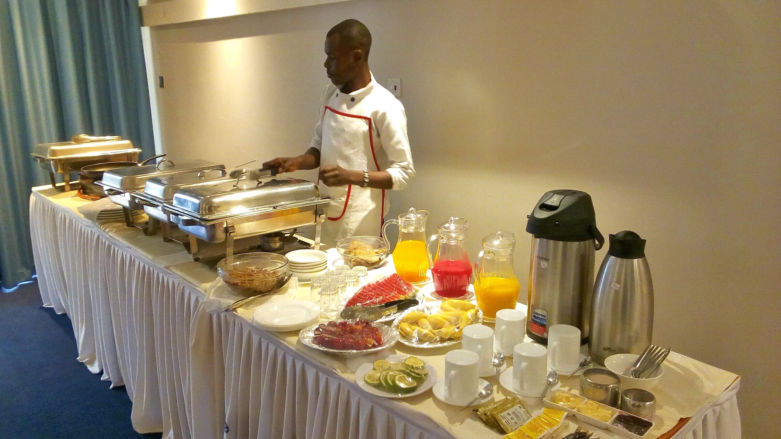 Petit déjeuner (7 USD par personne)