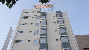 Un edificio de varios pisos con un letrero que dice