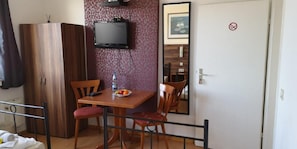 Single Room, Shared Bathroom | Individually furnished, soundproofing, free WiFi, bed sheets - GZ Hostel Bonn (Bonn)