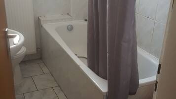 Kamar Triple, kamar mandi umum | Kamar mandi | Shower, handuk, sabun, dan tisu toilet