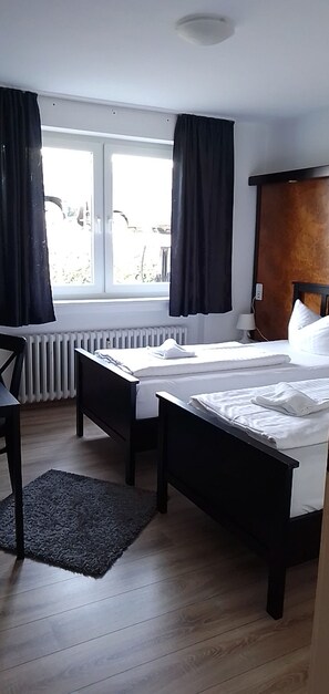 Kamar Double, kamar mandi umum | Dilengkapi dengan perabotan berbeda-beda, kedap suara, dan Wi-Fi gratis