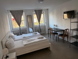 A hotel room with a bed, a desk, and a TV. - GZ Hostel Bonn (Bonn)