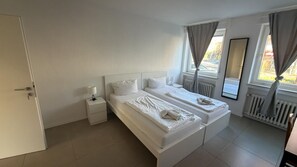 Double Room, Shared Bathroom | Individually furnished, soundproofing, free WiFi, bed sheets - GZ Hostel Bonn (Bonn)