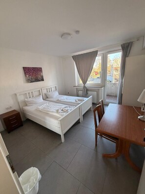 Double Room, Shared Bathroom | Individually furnished, soundproofing, free WiFi, bed sheets - GZ Hostel Bonn (Bonn)