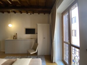 Double room with window, 1 kingbed or 2 single beds | In-room safe, desk, free WiFi, bed sheets - Condotti Rooms (Rome)