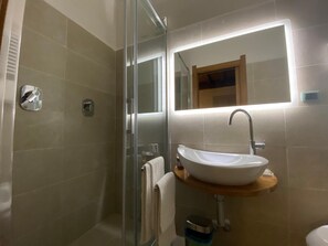 Habitación básica doble, 1 cama doble | Baño | Ducha y cabezal de ducha con hidromasaje