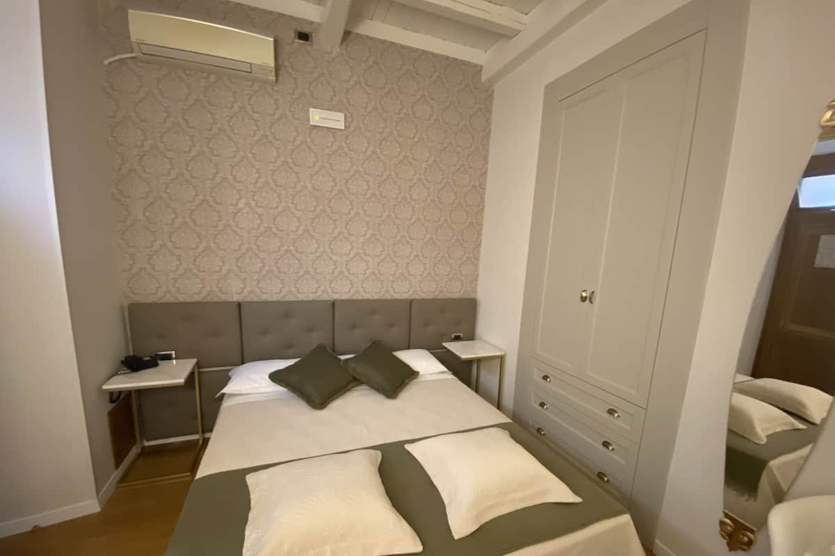 Een kluis op de kamer, een bureau, gratis wifi, beddengoed