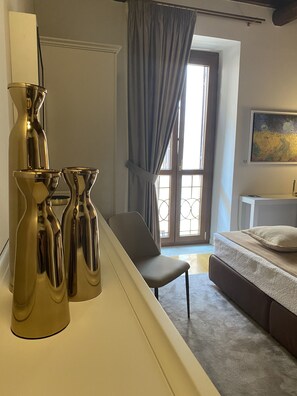 Double room with window, 1 kingbed or 2 single beds | In-room safe, desk, free WiFi, bed sheets - Condotti Rooms (Rome)