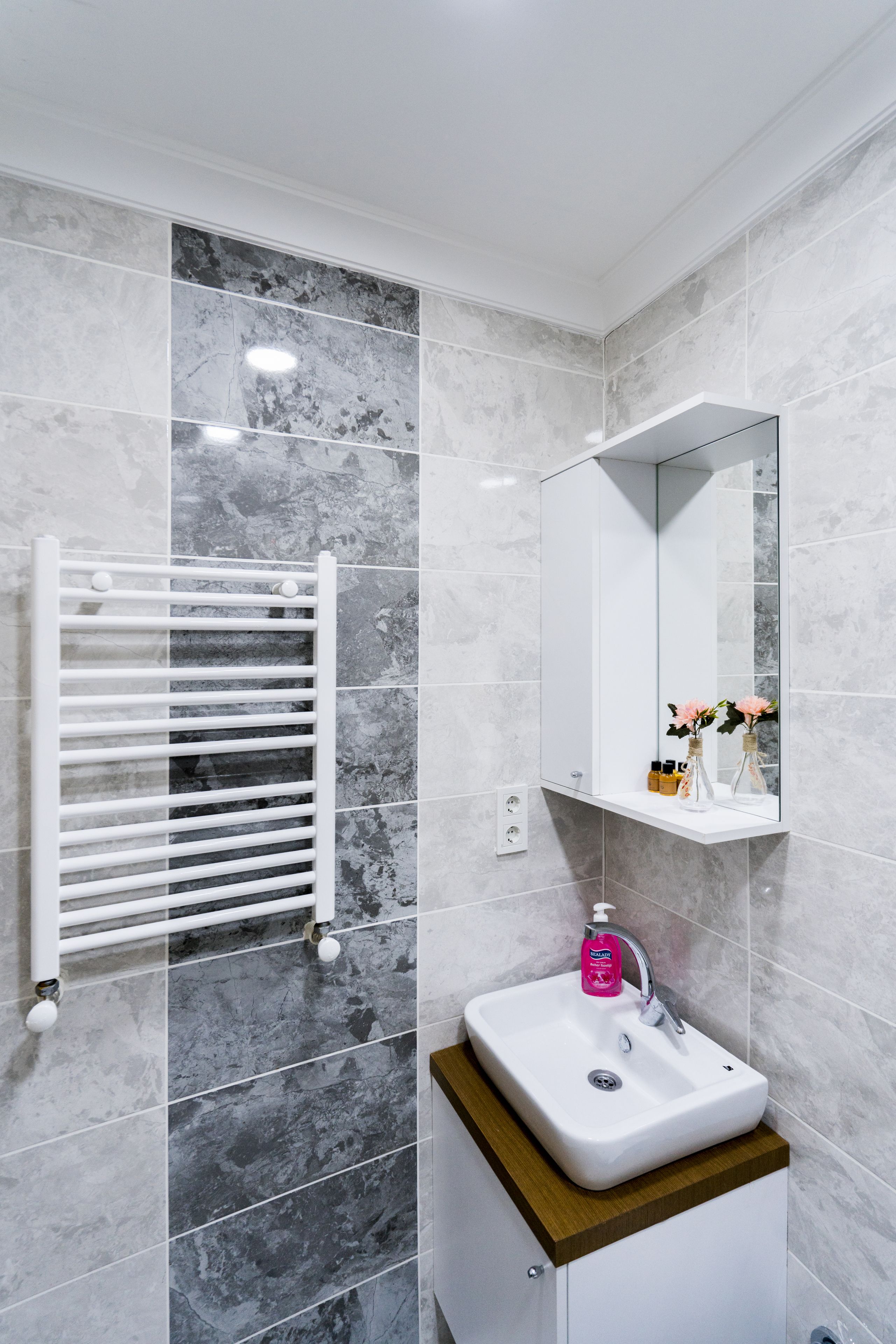 economy room, 1 bedroom, basement floor | bathroom | shower, free toiletries, hair dryer, slippers