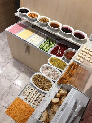 Daily buffet breakfast (EUR 5 per person) - Atam Suites & Apart (Istanbul)