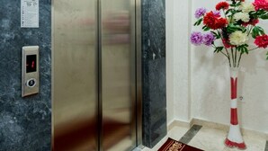 أغطية فراش متميزة وميني بار وخزنة داخل الغرفة