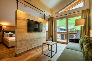 Suite junior, balcón | Caja fuerte, cortinas opacas, wifi gratis