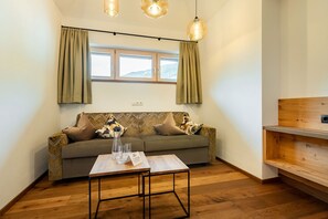 普通套房, 陽台 | 起居區 | 32-吋平面電視、有線頻道、電視