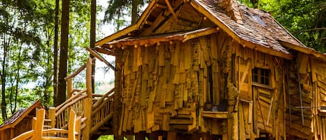 Casa en un árbol familiar, baño privado, vistas al complejo turístico (4 person) | Ropa de cama de alta calidad, wifi gratis, ropa de cama