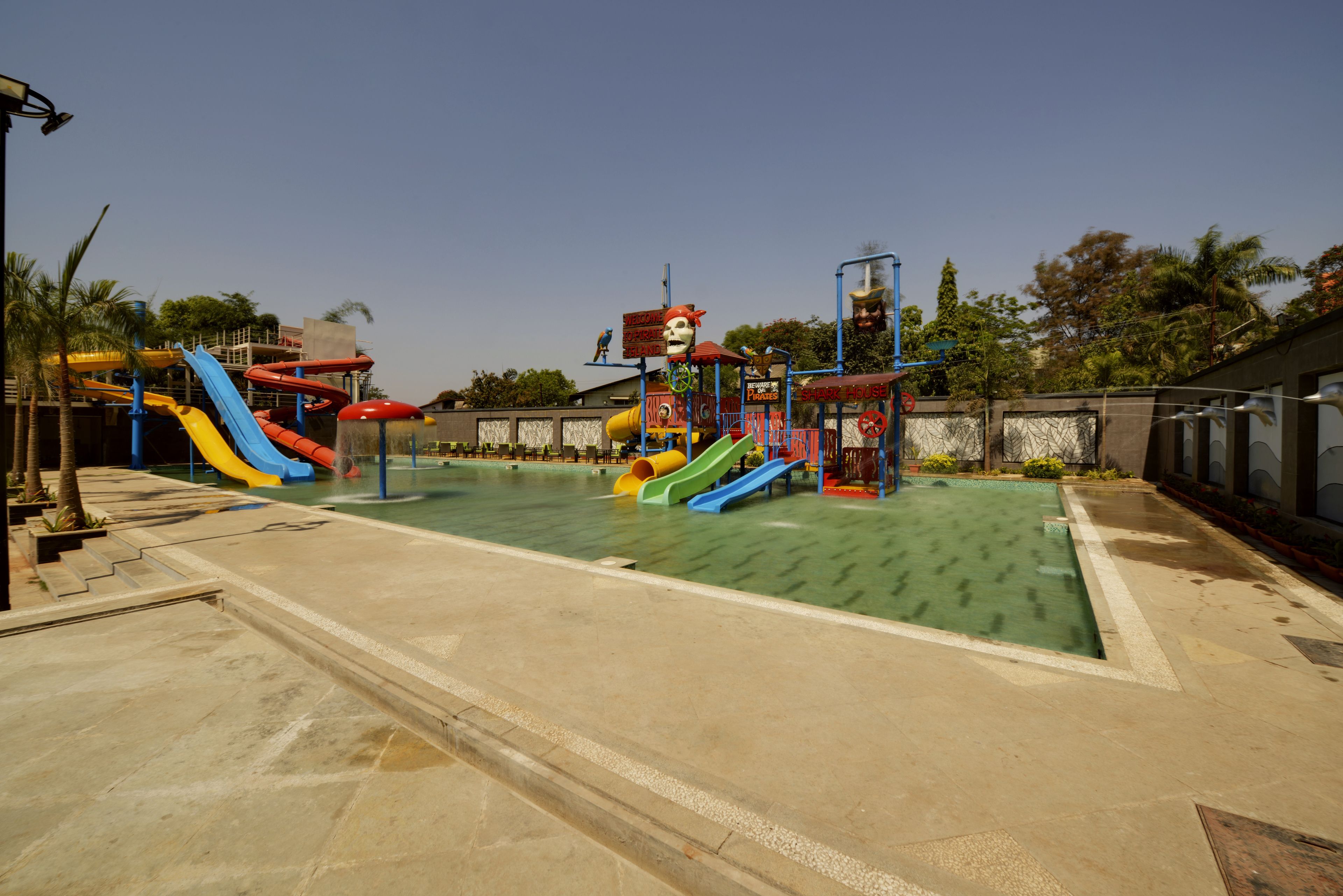 Een waterpark met verschillende glijbanen en een zwembad.