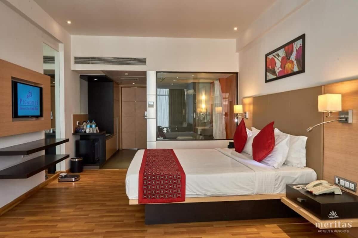 executive room | premium bedding, minibar, in-room safe, desk