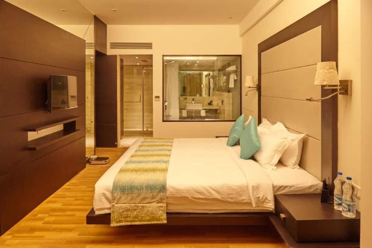 suite | premium bedding, minibar, in-room safe, desk