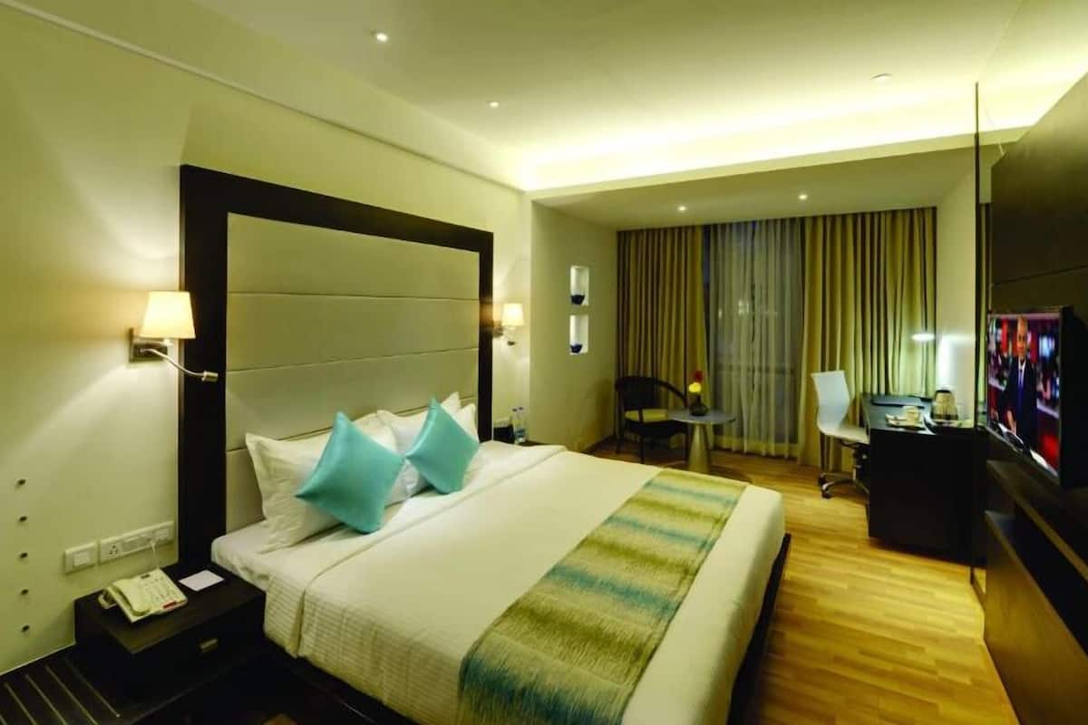 suite | premium bedding, minibar, in-room safe, desk